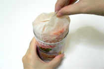 缶からパンを引き出します
